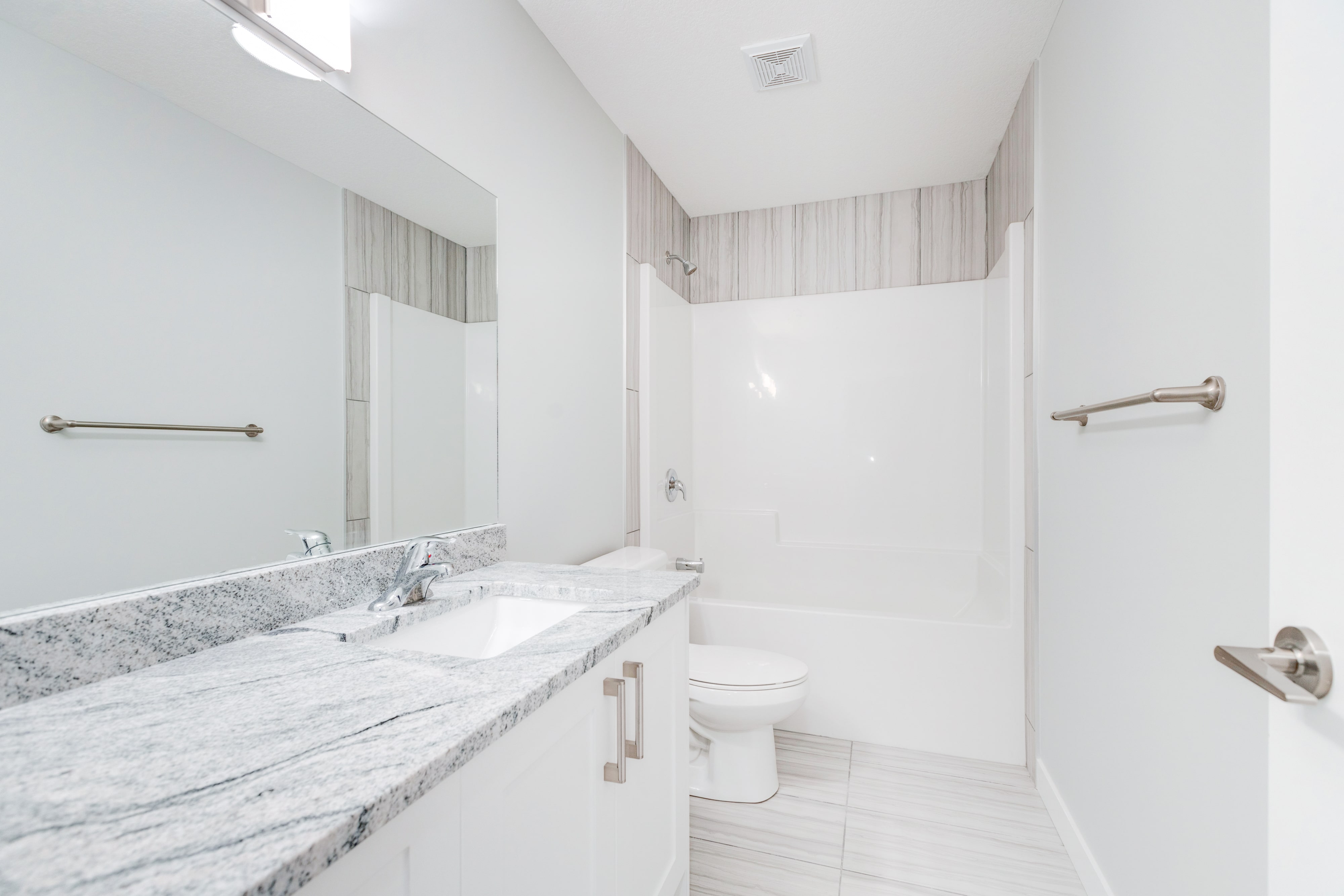 Roca - Main Bathroom-min